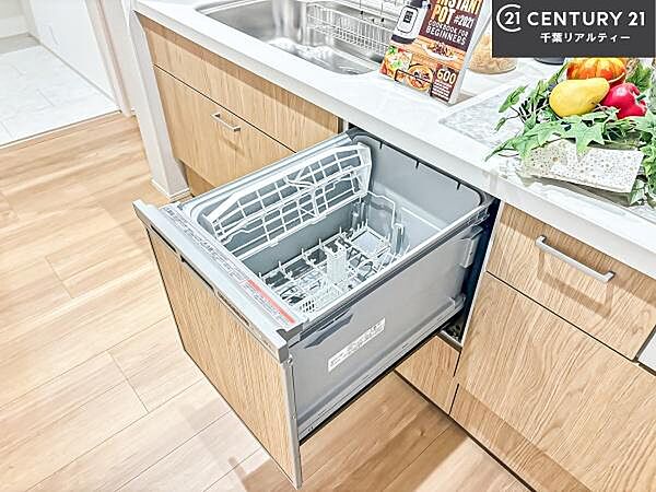 食洗機付き！忙しい時や冬場は手荒れ防止として大活躍します！ビルトイン仕様なので、場所も取らず調理スペースも広く使えて手際よく作業が出来ます！