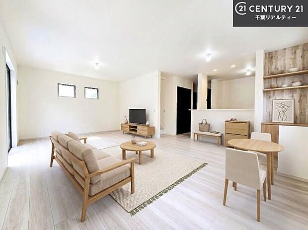 家具はCGパースです。心地良いリビングは家族が自然と集まります。家族団欒の時間が増えそうです。ご家族と、より一層充実した時間を過ごせそうですね。
