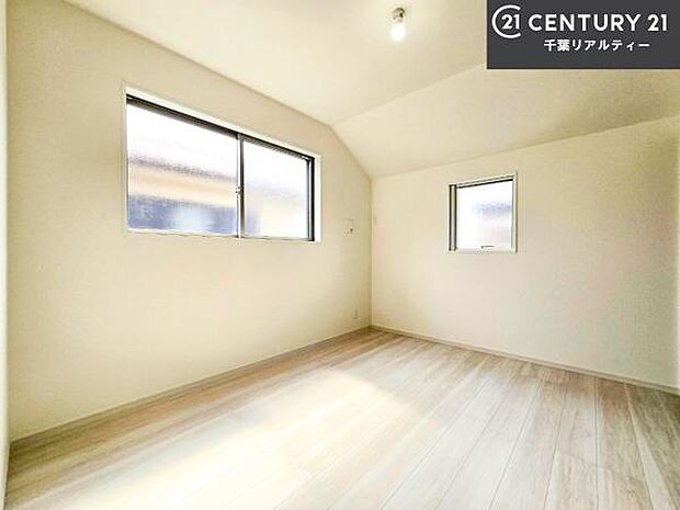 掃き出し窓がないお部屋は、お子様のお部屋としても安心です!収納スペースも充実しているので散らかったお部屋をサッと片付けられます!
