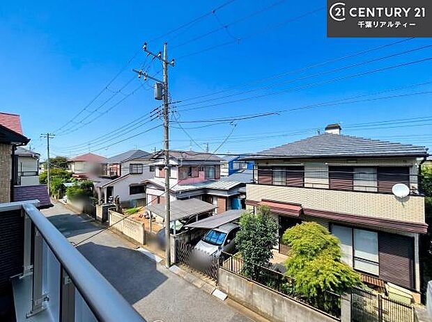 落ち着きある住宅街です!周囲には高い建物がなく、空が広く開放感があり、陽当たりを大きく遮られることもありません!気持ちの良い風が通り抜ける街並みです!