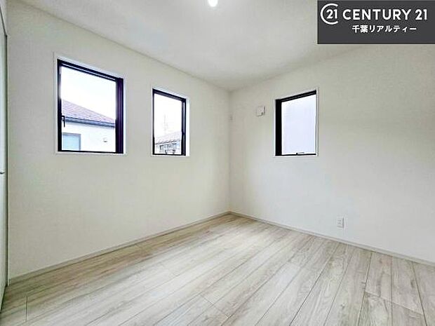 掃き出し窓がないお部屋は、お子様のお部屋としても安心です！収納スペースも充実しているので散らかったお部屋をサッと片付けられます！