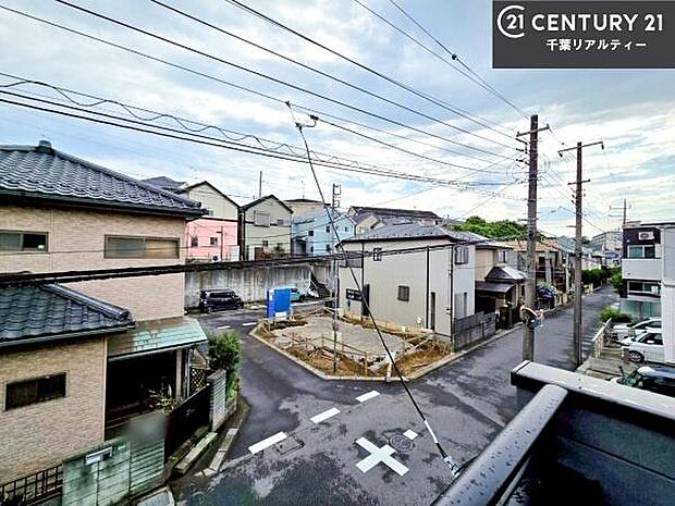 落ち着きある住宅街です！周囲には高い建物がなく、空が広く開放感があり、陽当たりを大きく遮られることもありません！気持ちの良い風が通り抜ける街並みです！