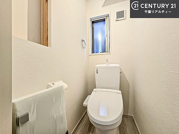 1・2階にトイレがございます!朝の忙しい時間帯も待たずにすみそうですね。白を基調とした清潔感のあるトイレでお手入れがしやすいです!