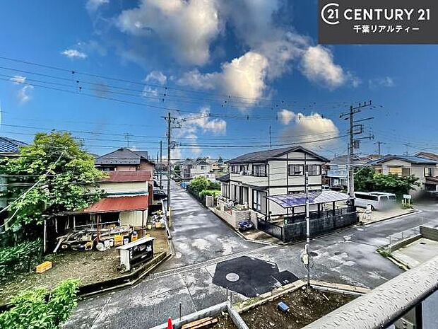 落ち着きある住宅街です!周囲には高い建物がなく、空が広く開放感があり、陽当たりを大きく遮られることもありません!気持ちの良い風が通り抜ける街並みです!