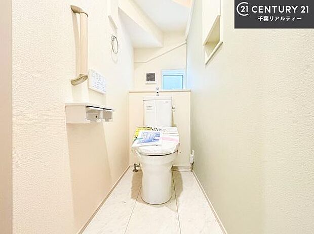 1・2階にトイレがございます!朝の忙しい時間帯も待たずにすみそうですね。白を基調とした清潔感のあるトイレでお手入れがしやすいです!
