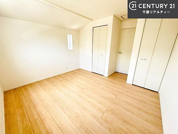 たっぷり日差しが差し込む洋室!温もりと明るさを兼ね備えた魅力的空間で、プライベート時間を有意義に過ごせます!