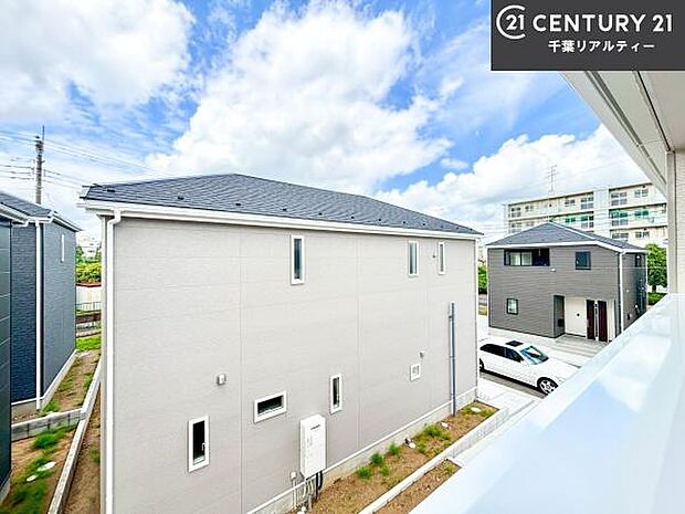 落ち着きある住宅街です!周囲には高い建物がなく、空が広く開放感があり、陽当たりを大きく遮られることもありません!気持ちの良い風が通り抜ける街並みです!