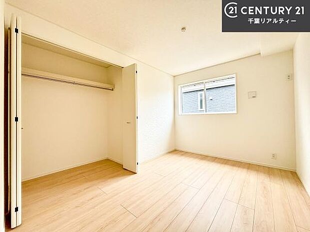 優しい光が差し込む洋室は、朝の目覚めも気持ちが良さそうですね。おうち時間もゆったりと過ごすことができます。優しい色合いのフローリングがどんな家具にもマッチします!