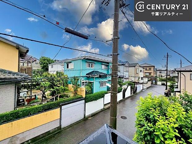 落ち着きある住宅街です!周囲には高い建物がなく、空が広く開放感があり、陽当たりを大きく遮られることもありません!気持ちの良い風が通り抜ける街並みです!