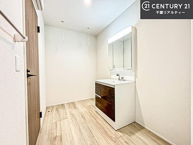 身なりを整える洗面所は、清潔感が大事です！水周りの清潔感のある雰囲気を演出！気持ちよくお使いいただけます。