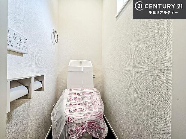 1・2階にトイレがございます！朝の忙しい時間帯も待たずにすみそうですね。白を基調とした清潔感のあるトイレでお手入れがしやすいです！