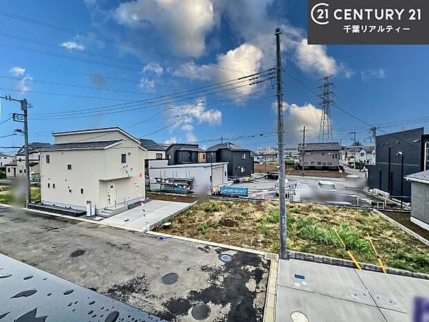 落ち着きある住宅街です！周囲には高い建物がなく、空が広く開放感があり、陽当たりを大きく遮られることもありません！気持ちの良い風が通り抜ける街並みです！