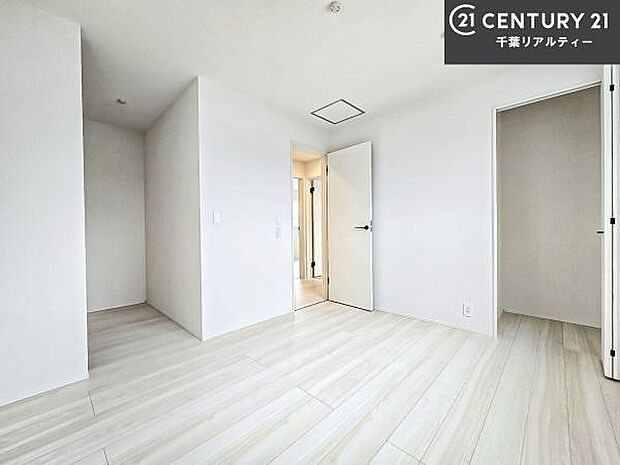 シンプルにデザインされているため、家具を選びません!お気に入りの家具を置いてくつろげる空間を作ることができます。