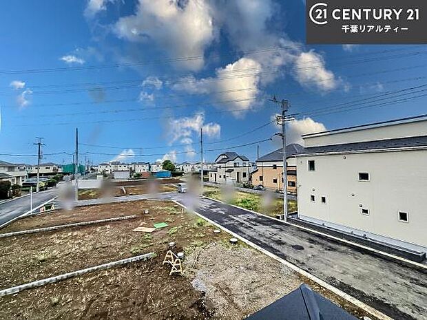 落ち着きある住宅街です!周囲には高い建物がなく、空が広く開放感があり、陽当たりを大きく遮られることもありません!気持ちの良い風が通り抜ける街並みです!