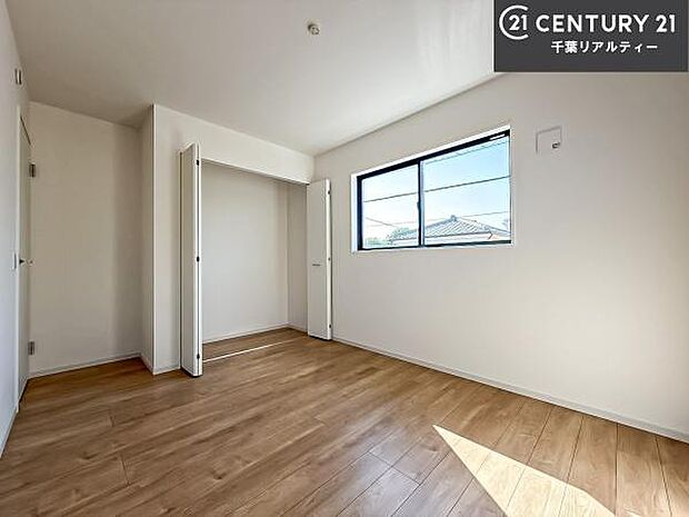 掃き出し窓がないお部屋は、お子様のお部屋としても安心です!収納スペースも充実しているので散らかったお部屋をサッと片付けられます!