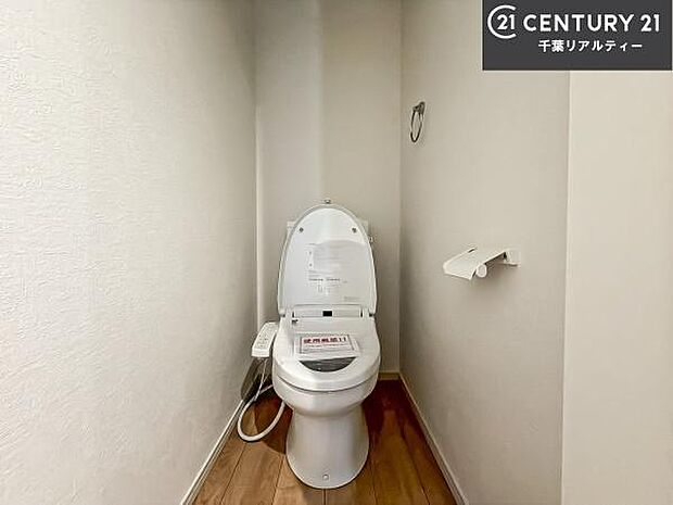 清潔感のある色味のお手洗いです!さわやかでスッキリする空間です!白を基調としているので、お手入れがしやすいトイレです!