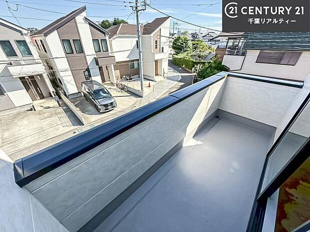落ち着きある住宅街です!周囲には高い建物がなく、空が広く開放感があり、陽当たりを大きく遮られることもありません!気持ちの良い風が通り抜ける街並みです!