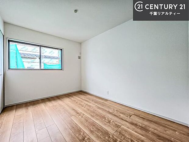 掃き出し窓がないお部屋は、お子様のお部屋としても安心です!収納スペースも充実しているので散らかったお部屋をサッと片付けられます!