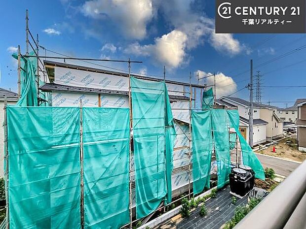 落ち着きある住宅街です!周囲には高い建物がなく、空が広く開放感があり、陽当たりを大きく遮られることもありません!気持ちの良い風が通り抜ける街並みです!