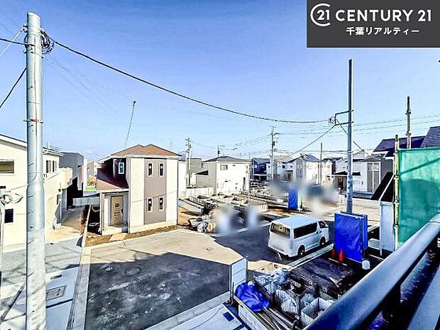 落ち着きある住宅街です!周囲には高い建物がなく、空が広く開放感があり、陽当たりを大きく遮られることもありません!気持ちの良い風が通り抜ける街並みです!