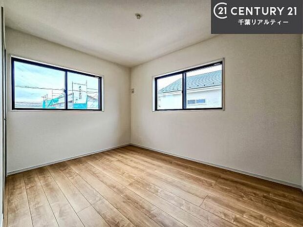 掃き出し窓がないお部屋は、お子様のお部屋としても安心です!収納スペースも充実しているので散らかったお部屋をサッと片付けられます!
