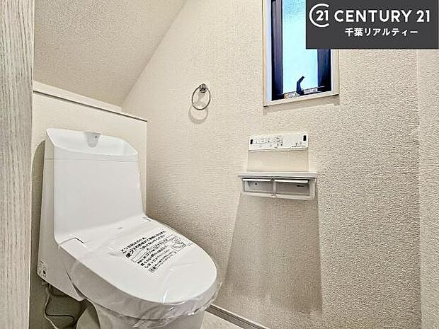1・2階にトイレがございます!朝の忙しい時間帯も待たずにすみそうですね。白を基調とした清潔感のあるトイレでお手入れがしやすいです!