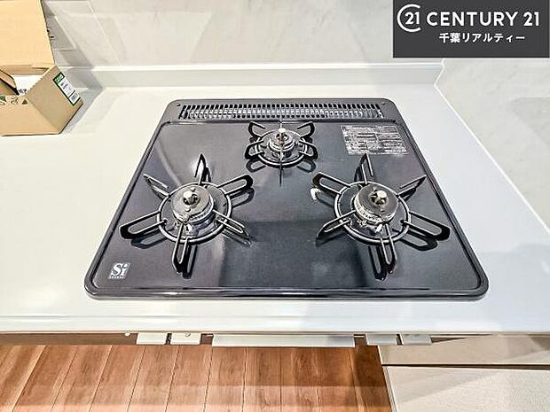 コンロは三口あるのでお料理の同時進行ができます。もちろんグリル付きです。調理スペースも広々している為作業がしやすい！使い勝手が良いシステムキッチンです！