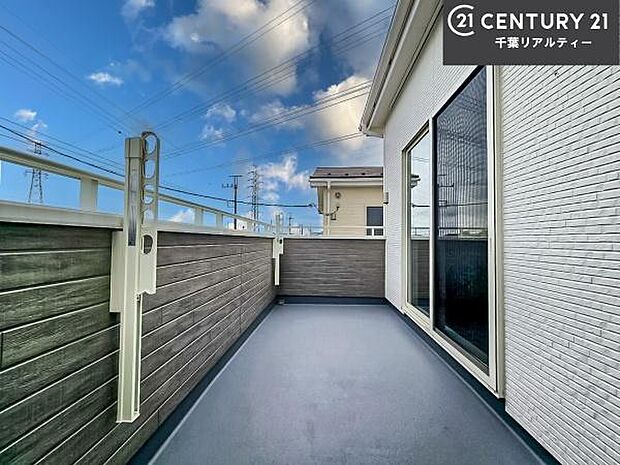 陽当たり良好なバルコニーです！晴れた日には青い空を見渡せる開放的な時間を楽しめます。
