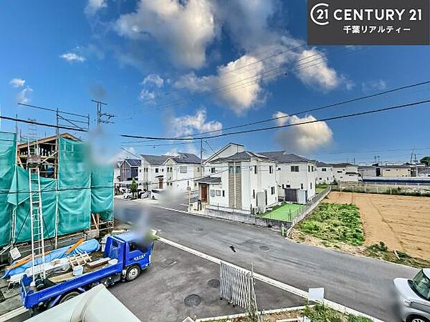落ち着きある住宅街です！周囲には高い建物がなく、空が広く開放感があり、陽当たりを大きく遮られることもありません！気持ちの良い風が通り抜ける街並みです！