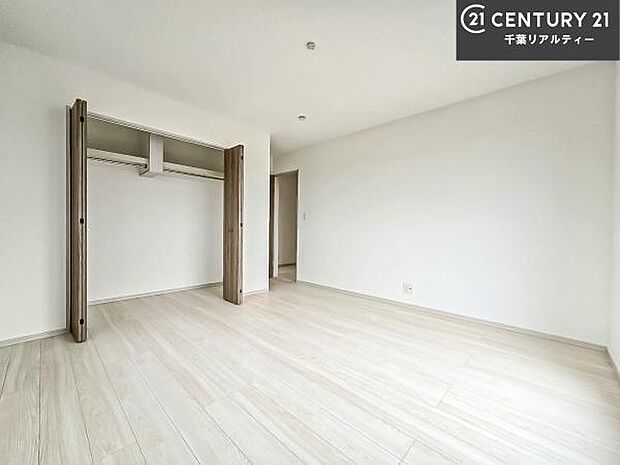 優しい光が差し込む洋室は、朝の目覚めも気持ちが良さそうですね。おうち時間もゆったりと過ごすことができます。優しい色合いのフローリングがどんな家具にもマッチします！