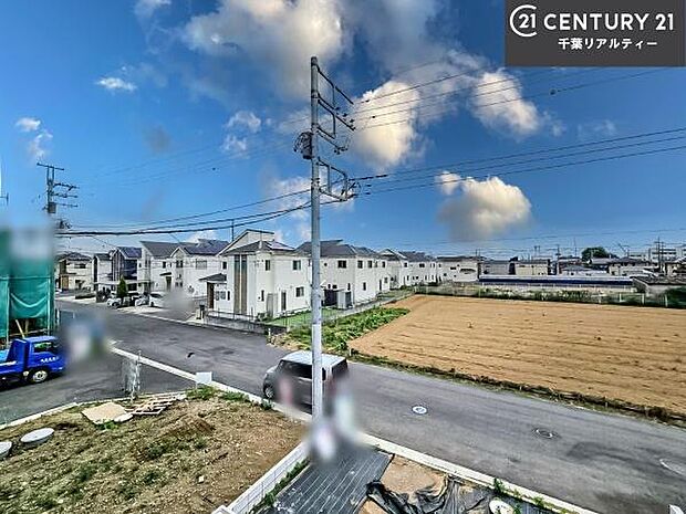 落ち着きある住宅街です！周囲には高い建物がなく、空が広く開放感があり、陽当たりを大きく遮られることもありません！気持ちの良い風が通り抜ける街並みです！