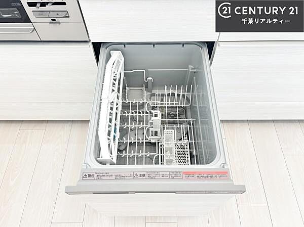 食洗機付きのキッチンです！忙しい時や手荒れ防止として大変活躍する便利な仕様です！ビルトインなのでキッチンの場所を取らず調理スペースを広く使うことが出来ます！