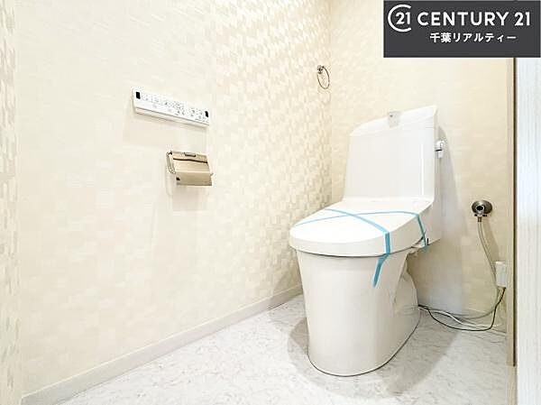 温水洗浄便座につき、冬場は便座が暖かくできるので冷たい便座に座らずに済む嬉しい仕様です！シンプルなカラーを基調としているので、お手入れがしやすいです。