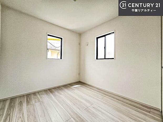 掃き出し窓がないお部屋は、お子様のお部屋としても安心です!収納スペースも充実しているので散らかったお部屋をサッと片付けられます!
