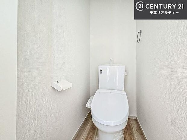 1・2階にトイレがございます！朝の忙しい時間帯も待たずにすみそうですね。白を基調とした清潔感のあるトイレでお手入れがしやすいです！