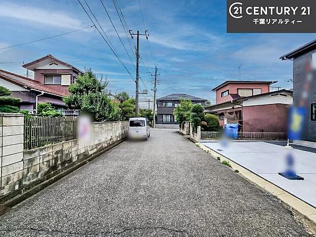 前面道路5.9ｍ！陽当り良好な立地です。車庫入れが苦手な方も安心ですね。