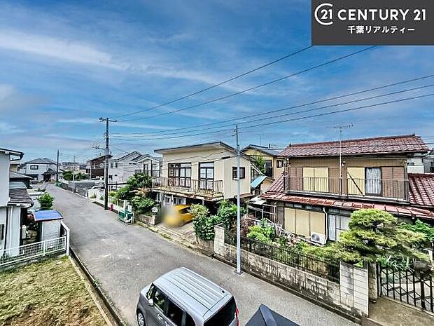 晴れた日には青い空を見渡せる開放的な時間を楽しめます。気持ちの良い風が通り抜ける街並みです！緑が映える眺望で癒されますね！
