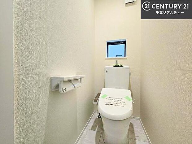 1・2階にトイレがございます!朝の忙しい時間帯も待たずにすみそうですね。白を基調とした清潔感のあるトイレでお手入れがしやすいです!