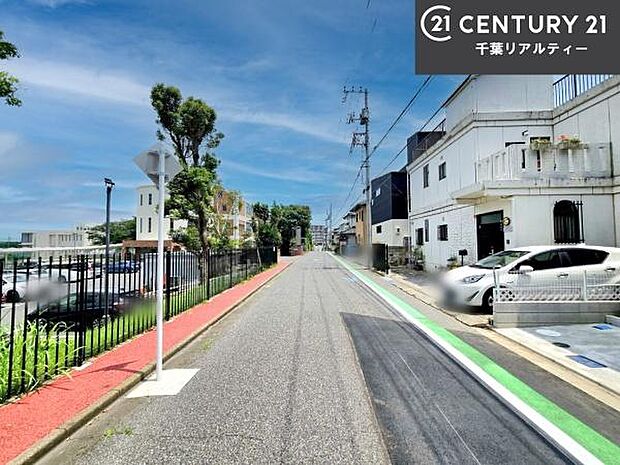 前面道路は5.8m!陽当り良好な立地です。車庫入れが苦手な方も安心ですね。