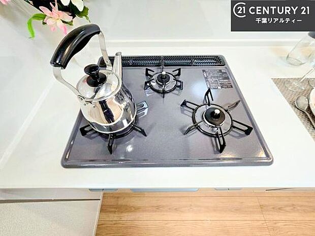 コンロは三口あるのでお料理の同時進行ができます。もちろんグリル付きです。調理スペースも広々している為作業がしやすい！使い勝手が良いシステムキッチンです！