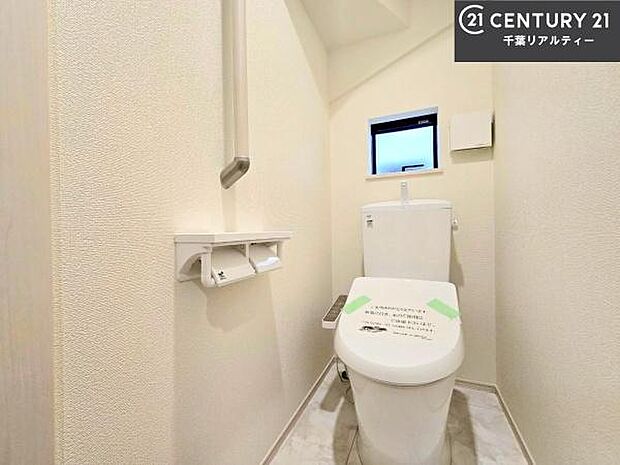 1・2階にトイレがございます！朝の忙しい時間帯も待たずにすみそうですね。白を基調とした清潔感のあるトイレでお手入れがしやすいです！