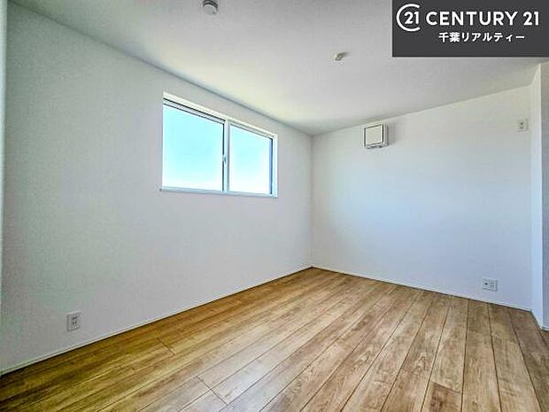 掃き出し窓がないお部屋は、お子様のお部屋としても安心です！収納スペースも充実しているので散らかったお部屋をサッと片付けられます！