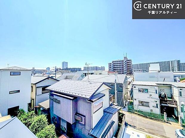 落ち着きある住宅街です！周囲には高い建物がなく、空が広く開放感があり、陽当たりを大きく遮られることもありません！気持ちの良い風が通り抜ける街並みです！