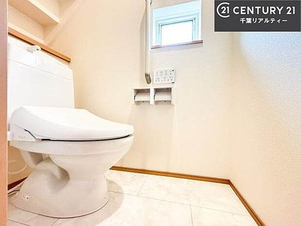 1・2階にトイレがございます!朝の忙しい時間帯も待たずにすみそうですね。白を基調とした清潔感のあるトイレでお手入れがしやすいです!