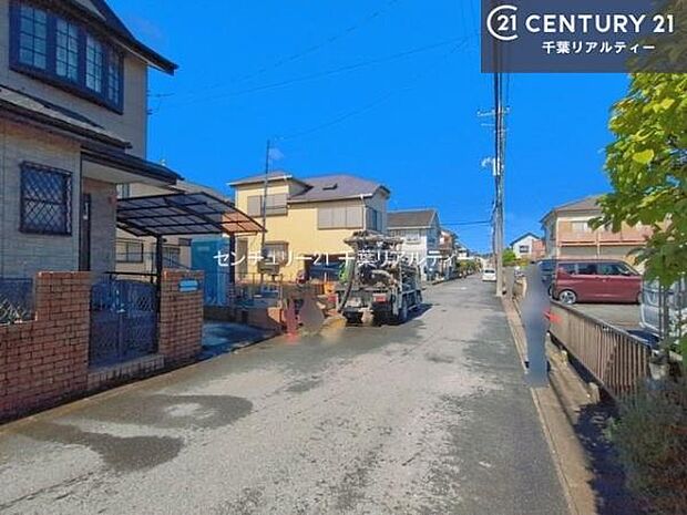 前面道路は6m!陽当り良好な立地です。車庫入れが苦手な方も安心ですね。