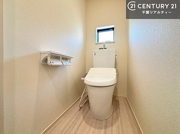 1・2階にトイレがございます！朝の忙しい時間帯も待たずにすみそうですね。白を基調とした清潔感のあるトイレでお手入れがしやすいです！
