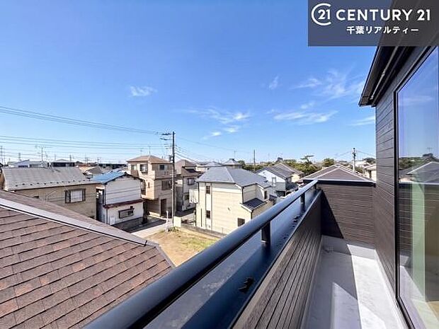 周囲に高い建物がなく開放的な眺望です！晴れた日は青空が広がります！