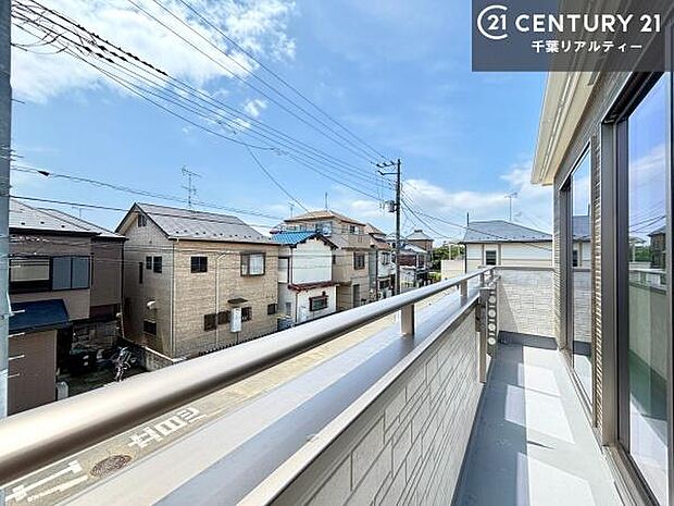 落ち着きある住宅街です！周囲には高い建物がなく、空が広く開放感があり、陽当たりを大きく遮られることもありません！気持ちの良い風が通り抜ける街並みです！