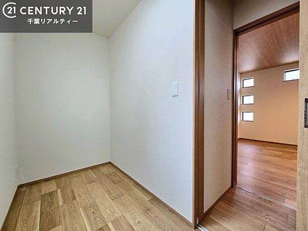 住空間をすっきり使うためには必須ポイントの収納スペースですよね。是非現地でご確認ください！