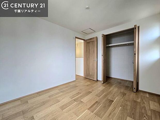 明るく風通しの良い居室です。「シンプル」にデザインされた室内。自由度が高いので家具やレイアウトでお好みの空間を創り上げられます。是非一度、現地にてご確認ください。
